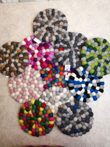 Runde Kugelmatten 18 cm gefertigt aus 2cm Wollfilzkugeln